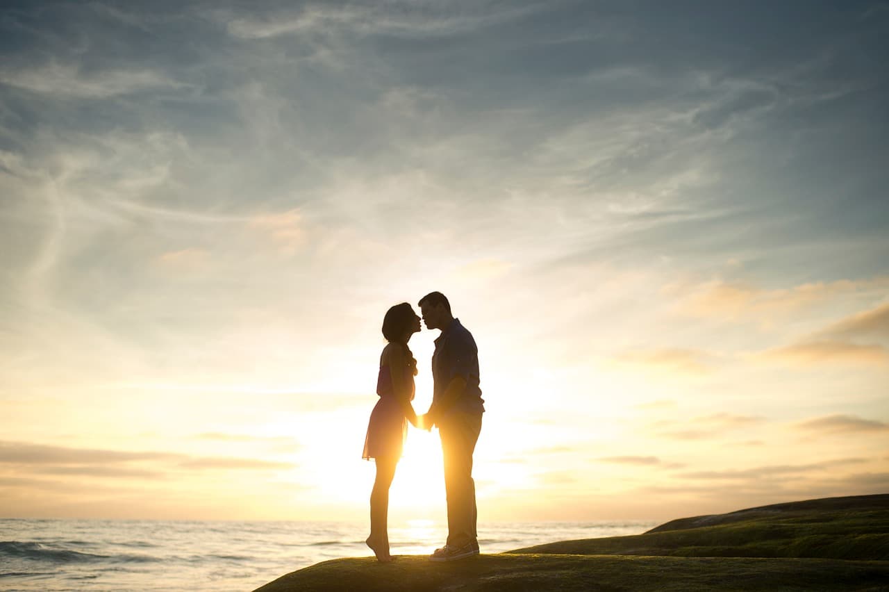 Pareja abrazándose al atardecer, en la sala de chat de Caliente
