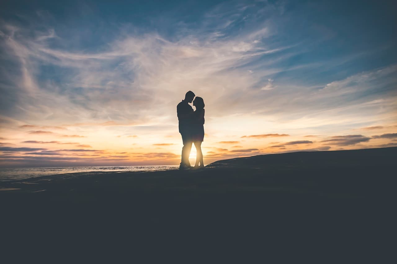 Pareja de enamorados en silueta, en la sala de chat de Webcam