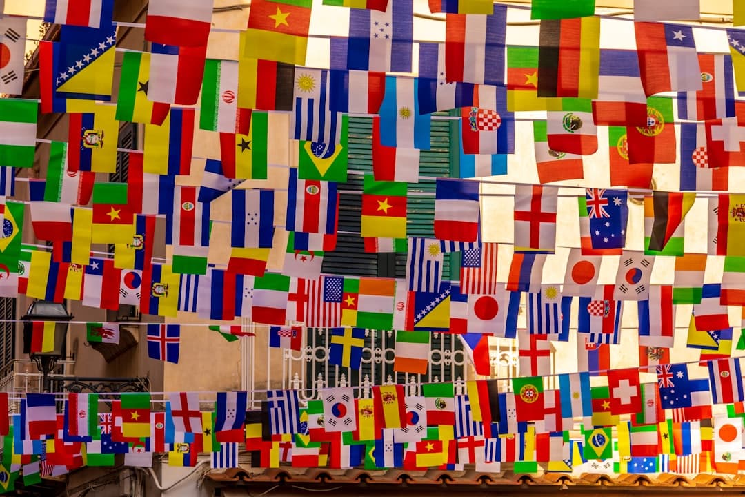Papel de colores sobre una caja de cartón marrón, en la sala de chat de Catalán