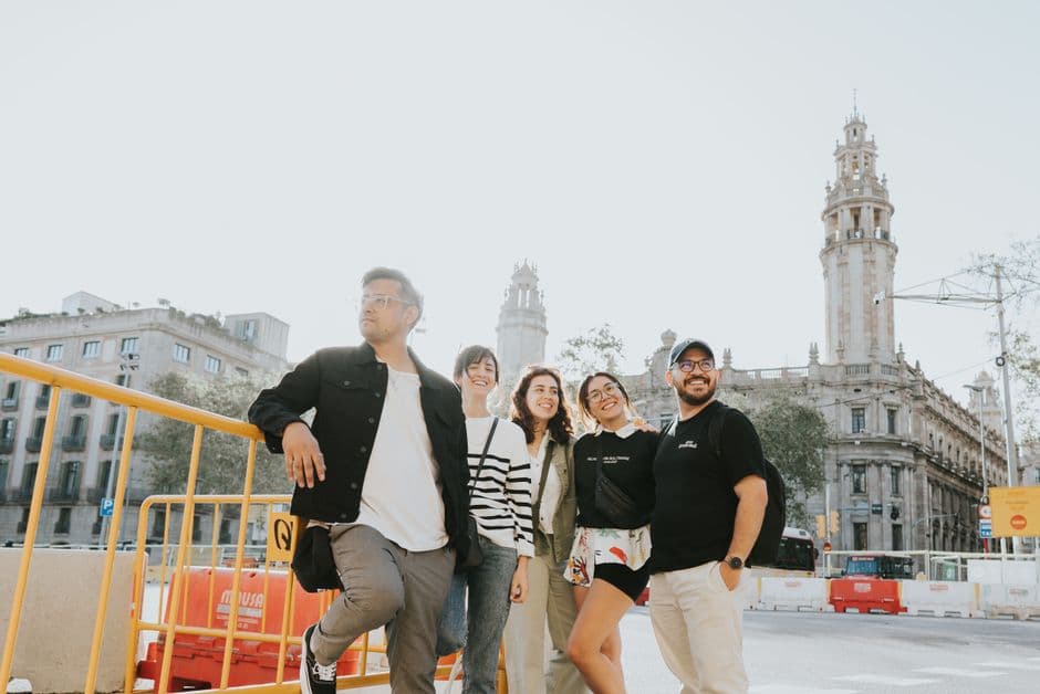 Grupo de personas posando en una calle de Barcelona frente a Correos, en la sala de chat de Gente Barcelona
