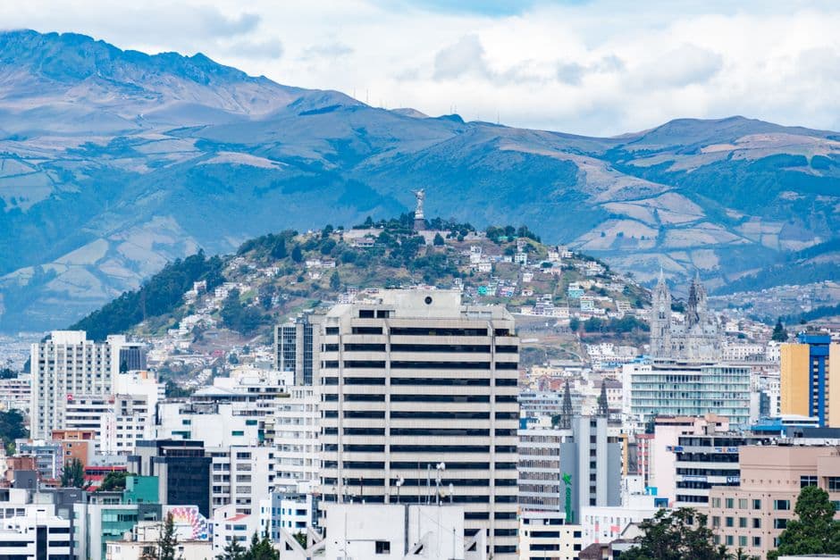 Edificios modernos de Quito al pie de una montaña, en la sala de chat de Ecuatoriano