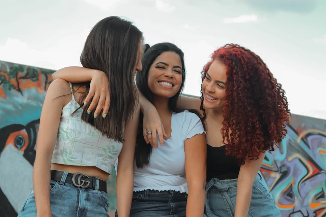 Jóvenes mujeres sonrientes, una al lado de otra, riendo, en la sala de chat de Boliviano