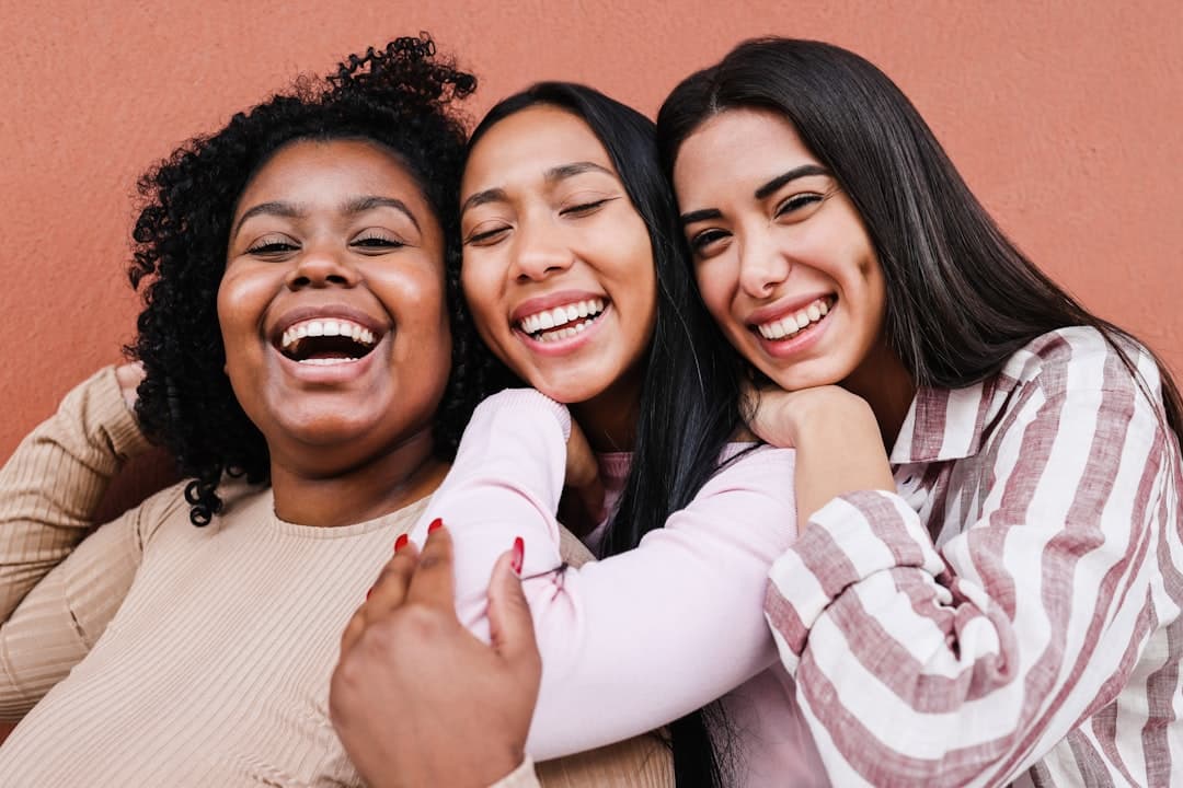 Mujeres sonriendo juntas en la sala de chat de Dominicano