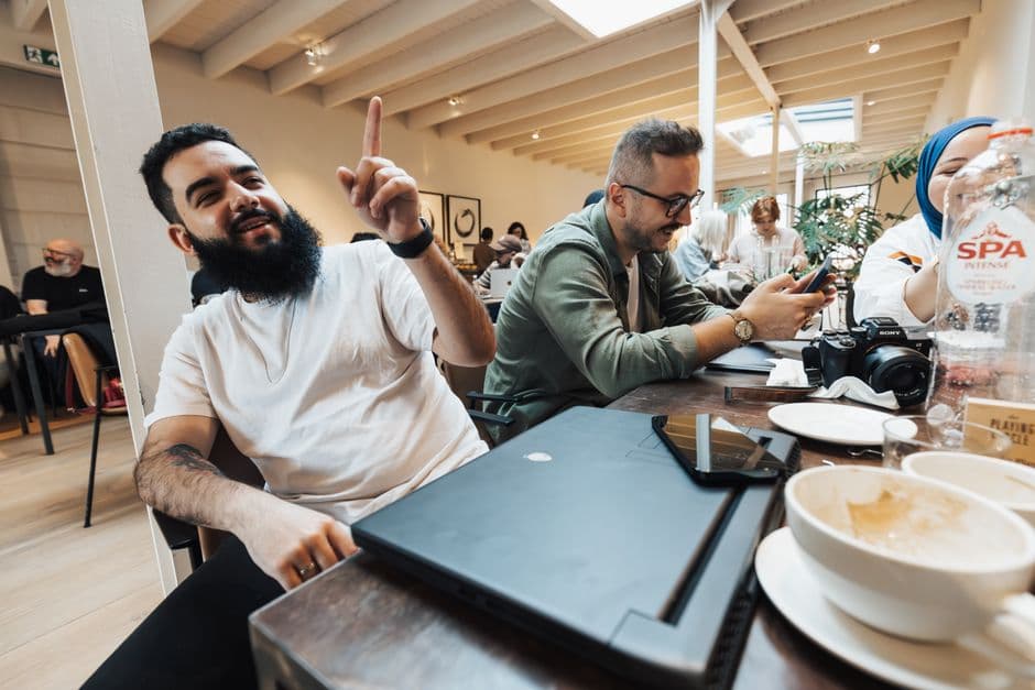 Gente sonriente hablando en una reunión, en la sala de chat de Chat en Línea