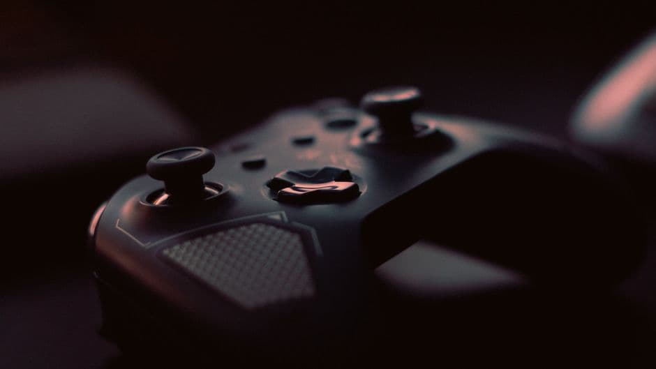 Controlador de videojuegos con botones y palancas, en la sala de chat de Trivial