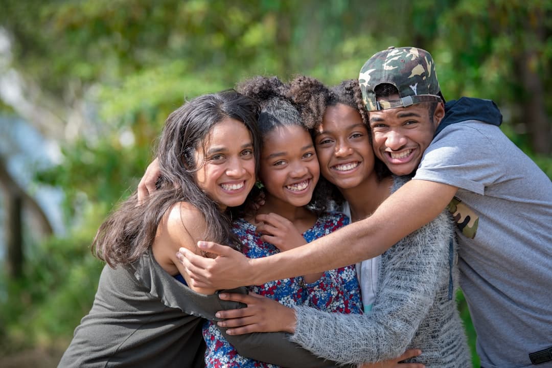 Jóvenes sonrientes abrazándose, en la sala de chat de Latino