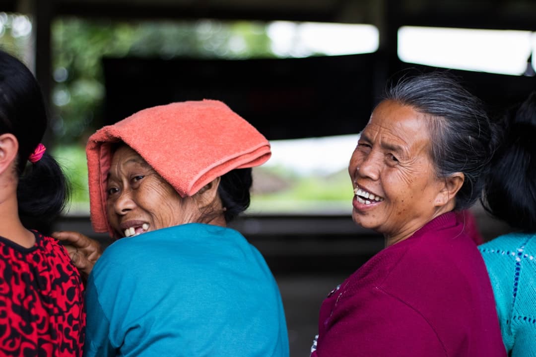 Dos mujeres sonrientes mirando hacia atrás en la sala de chat de Chat Tenerife