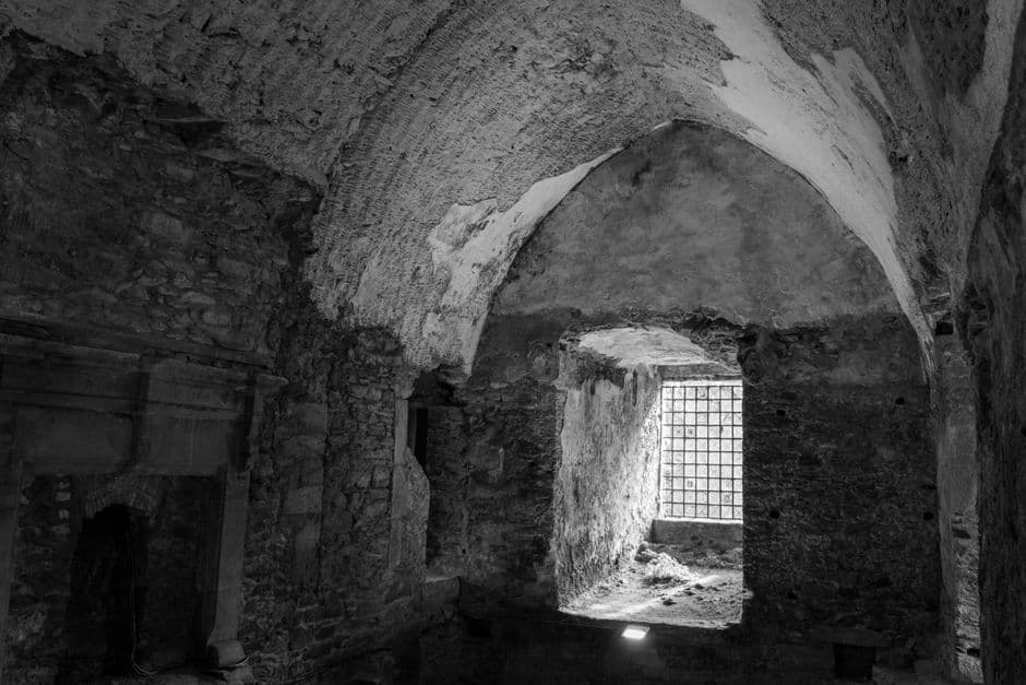 Interior de piedra, ruinas de corcho y velas góticas, en la sala de chat de Mazmorra