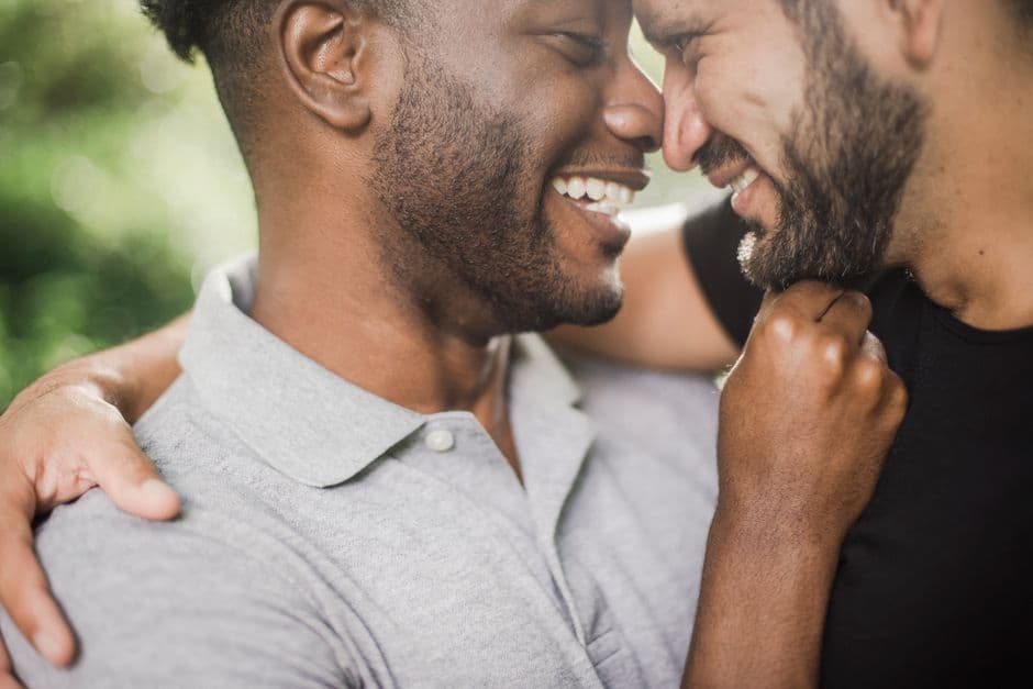Hombres sonrientes nariz con nariz en la sala de chat de Gay Ecuador