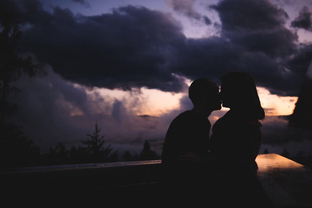 Silhouette de pareja en carretera nocturna bajo luz, en la sala de chat de Cornudos hispano