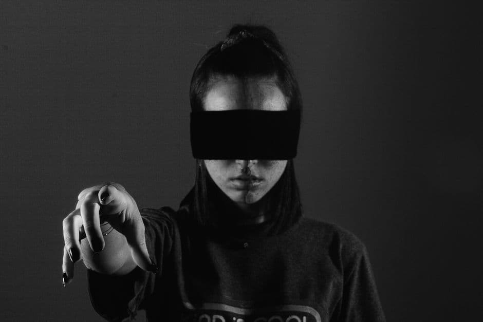Silhouette elegante de mujer con venda en los ojos, en la sala de chat de Sumisas