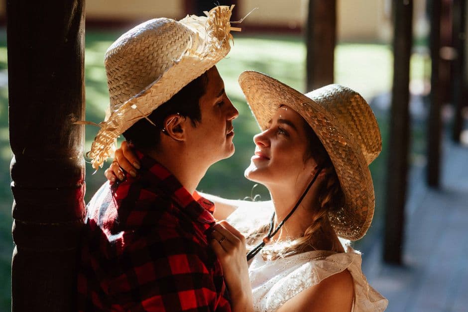 Pareja romántica abrazándose bajo el sol en un parque, en la sala de chat de Parejas