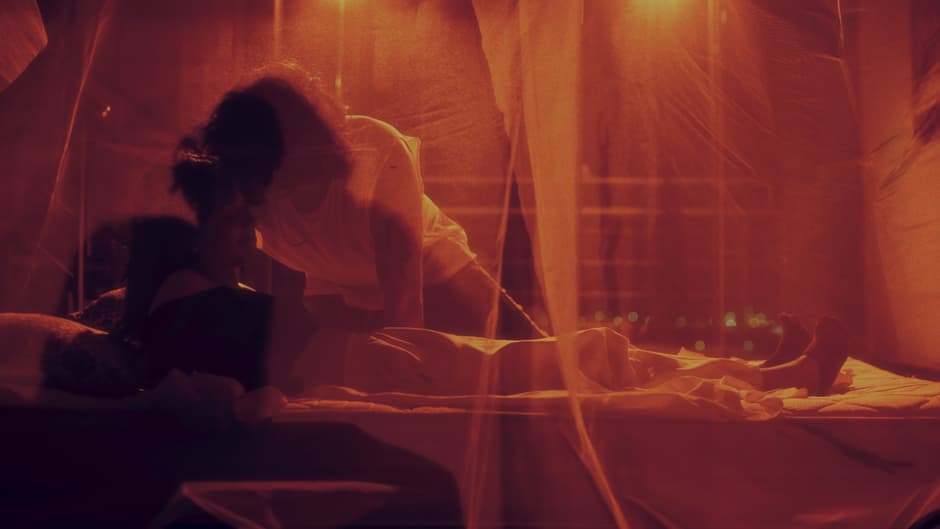 Silhoueta de pareja romántica en habitación, escenario, en la sala de chat de Sexo