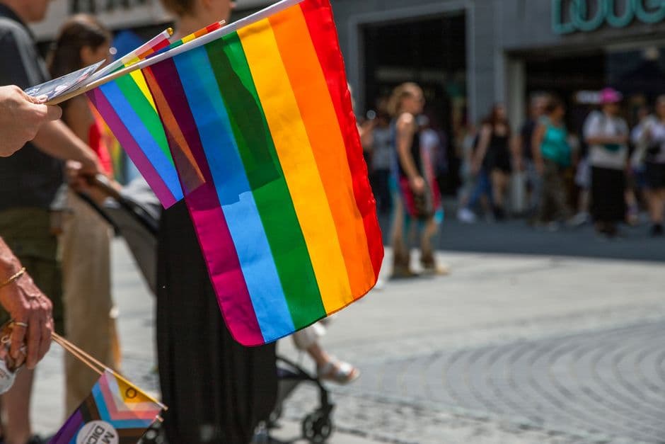 Desfile vibrante del orgullo con banderas LGBTQ ondeando, en la sala de chat de Chueca