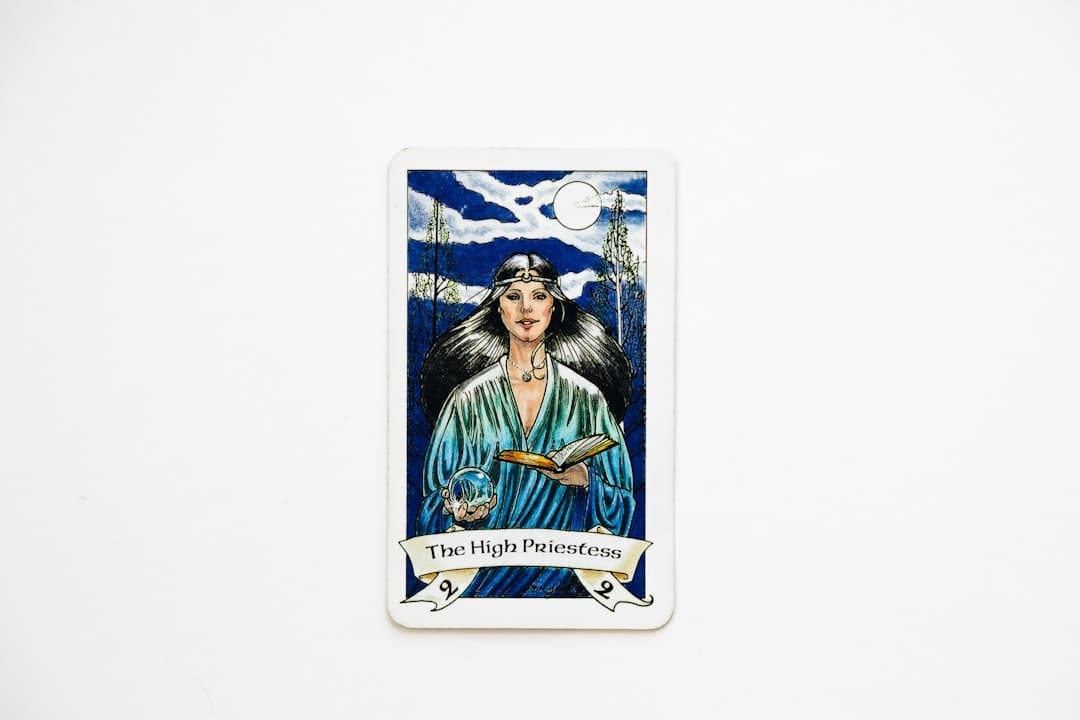 Carta del tarot La Sacerdotisa sobre fondo blanco, en el chat de Esoterismo