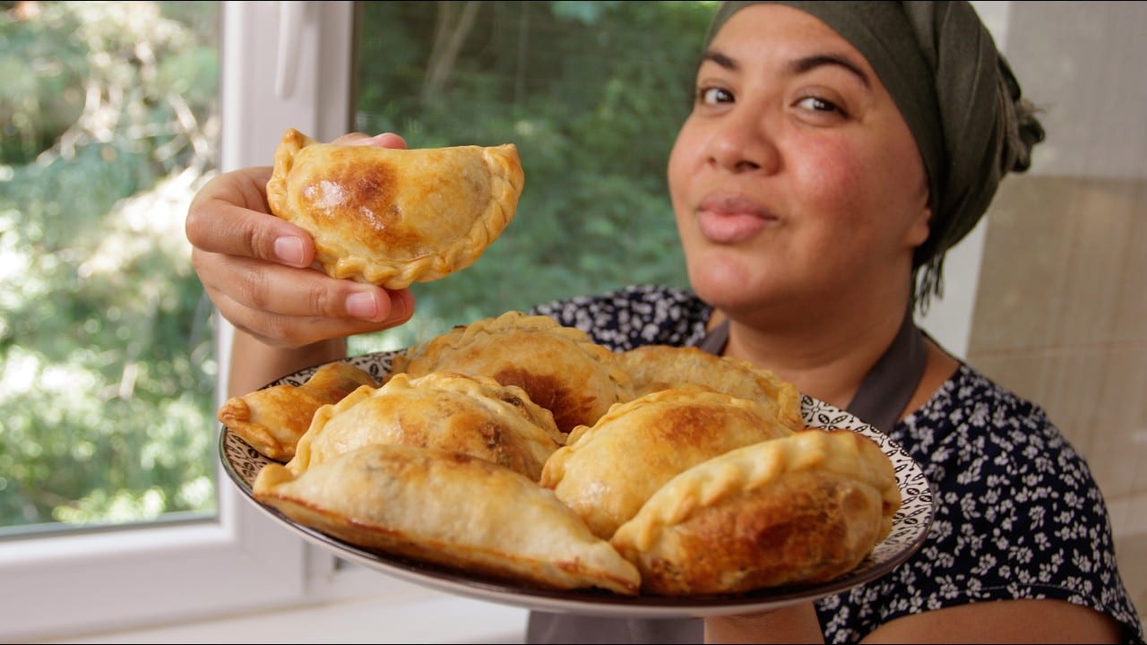 Miniatura del vídeo «Empanadas de pollo con masa casera: ¡La receta más fácil y deliciosa!»