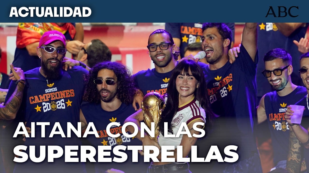 Miniatura del vídeo «AITANA canta SUPERESTRELLA en la celebración del MUNDIAL en CIBELES»